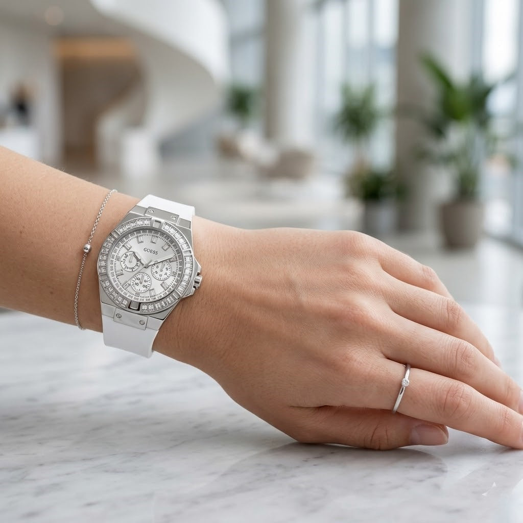 ساعة يد نسائية فضية اللون بمينا أبيض وسوار مطاطي أبيض طراز GW0118L3 من Guess Venus
