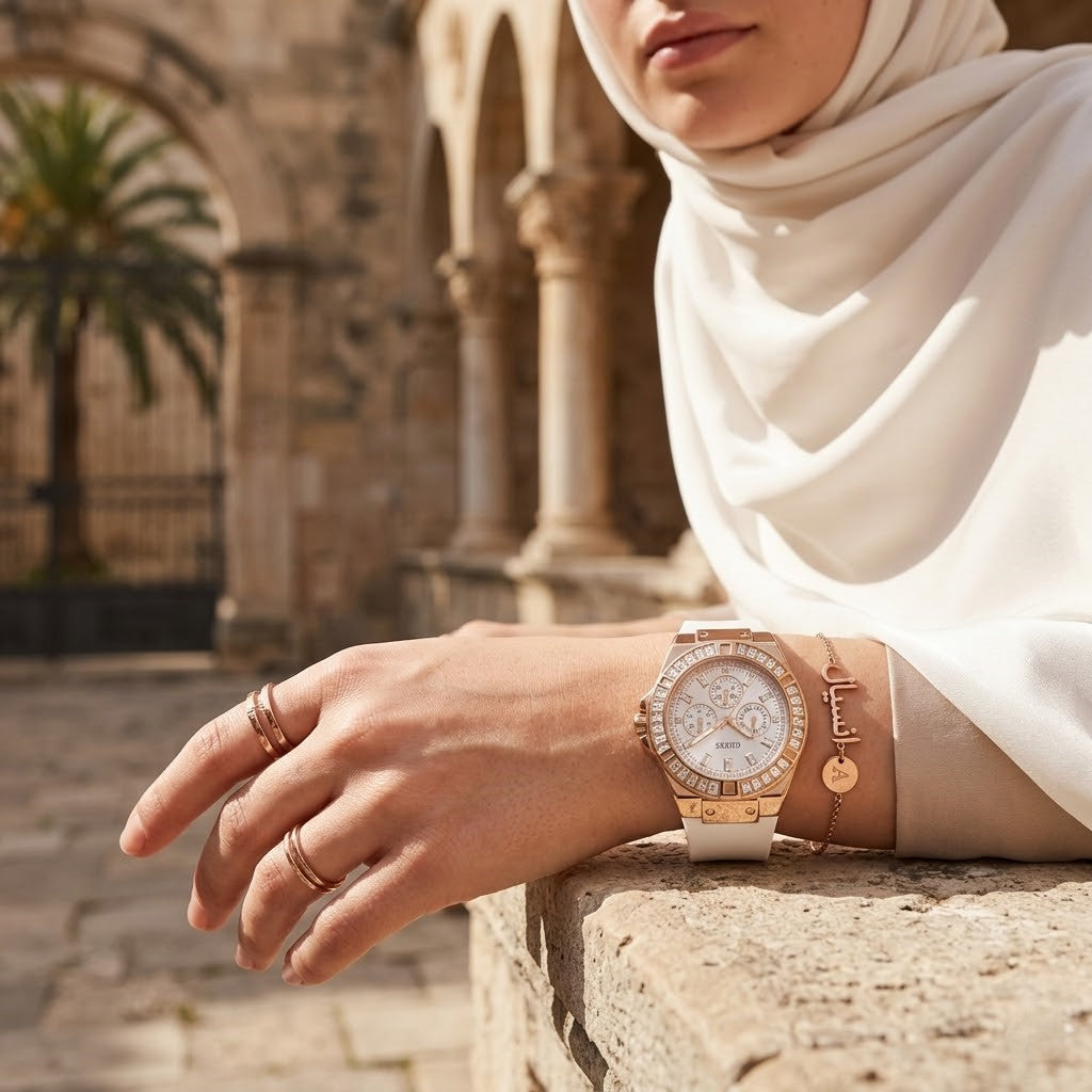 ساعة يد نسائية Guess Venus GW0118L4 بسوار مطاطي أبيض ومينا أبيض وهيكل بلون الذهب الوردي