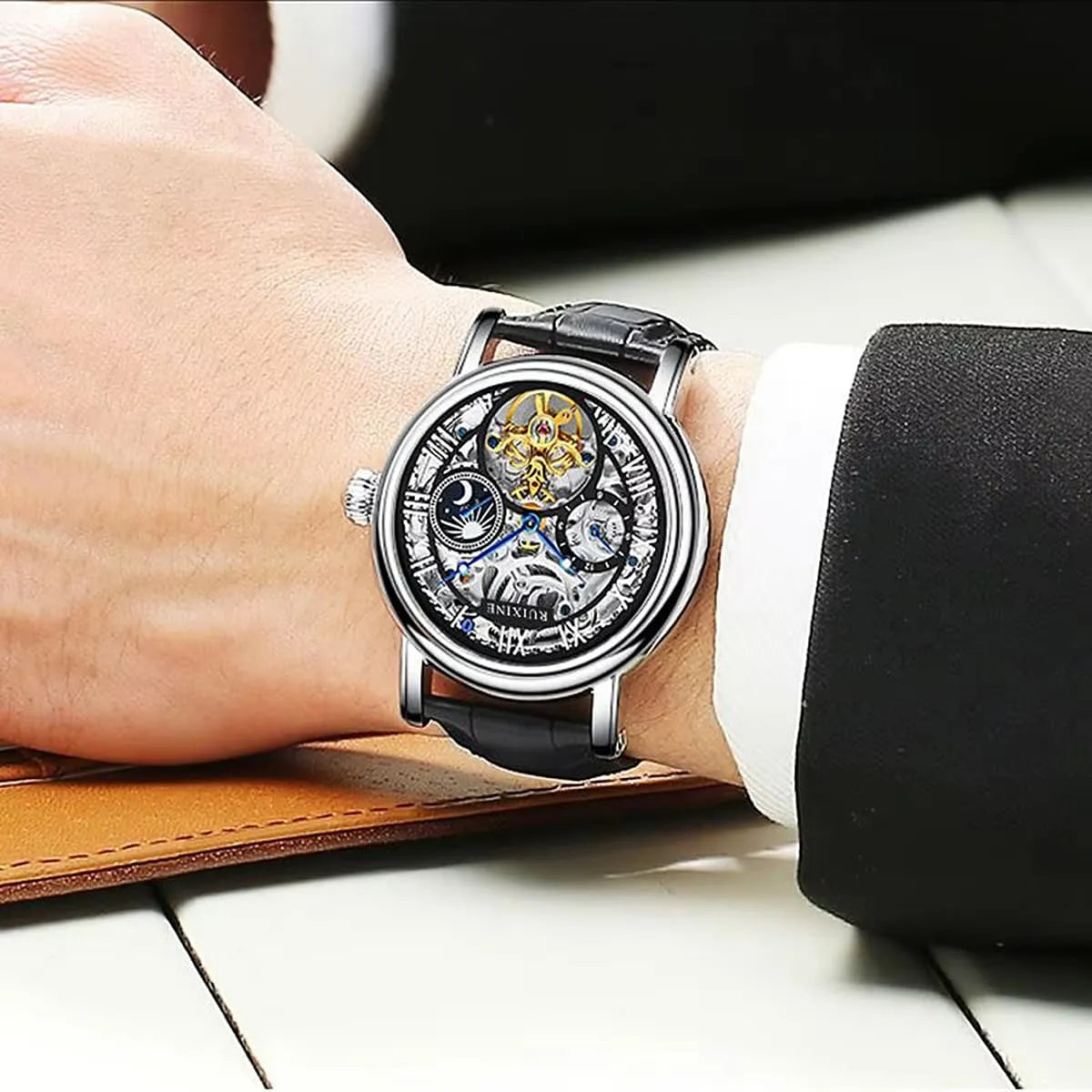 ساعة رجالية من Patek Philippe، بمينا سوداء وبلون فضي