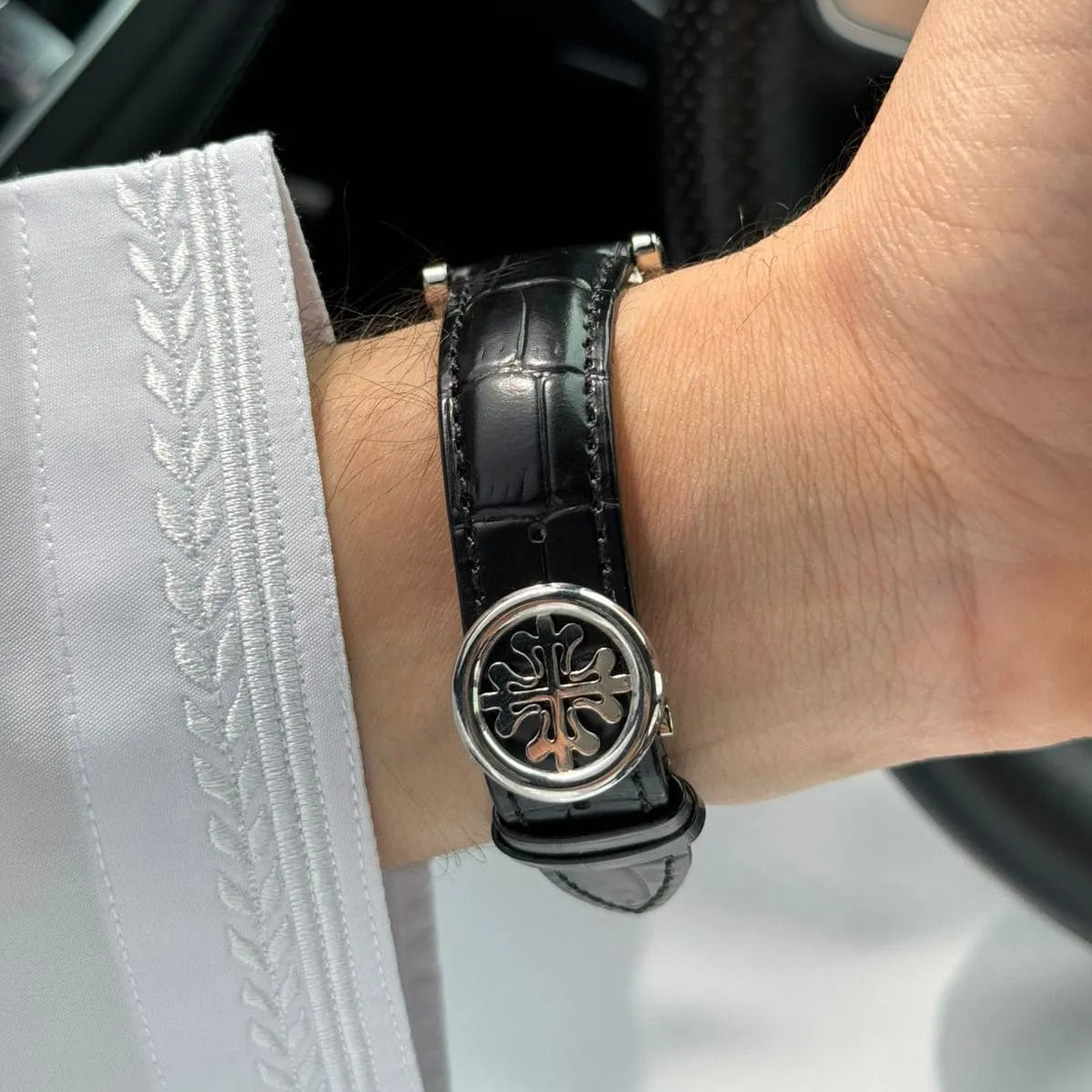ساعة رجالية من Patek Philippe، بمينا سوداء وبلون فضي