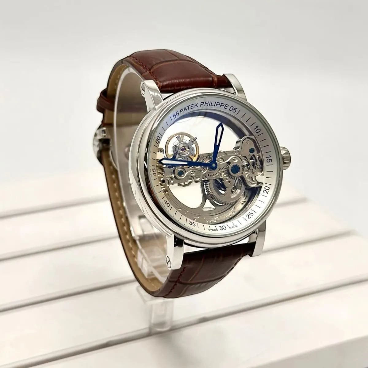 ساعة رجالية من Patek Philippe بهيكل مفتوح وسوار جلدي بني