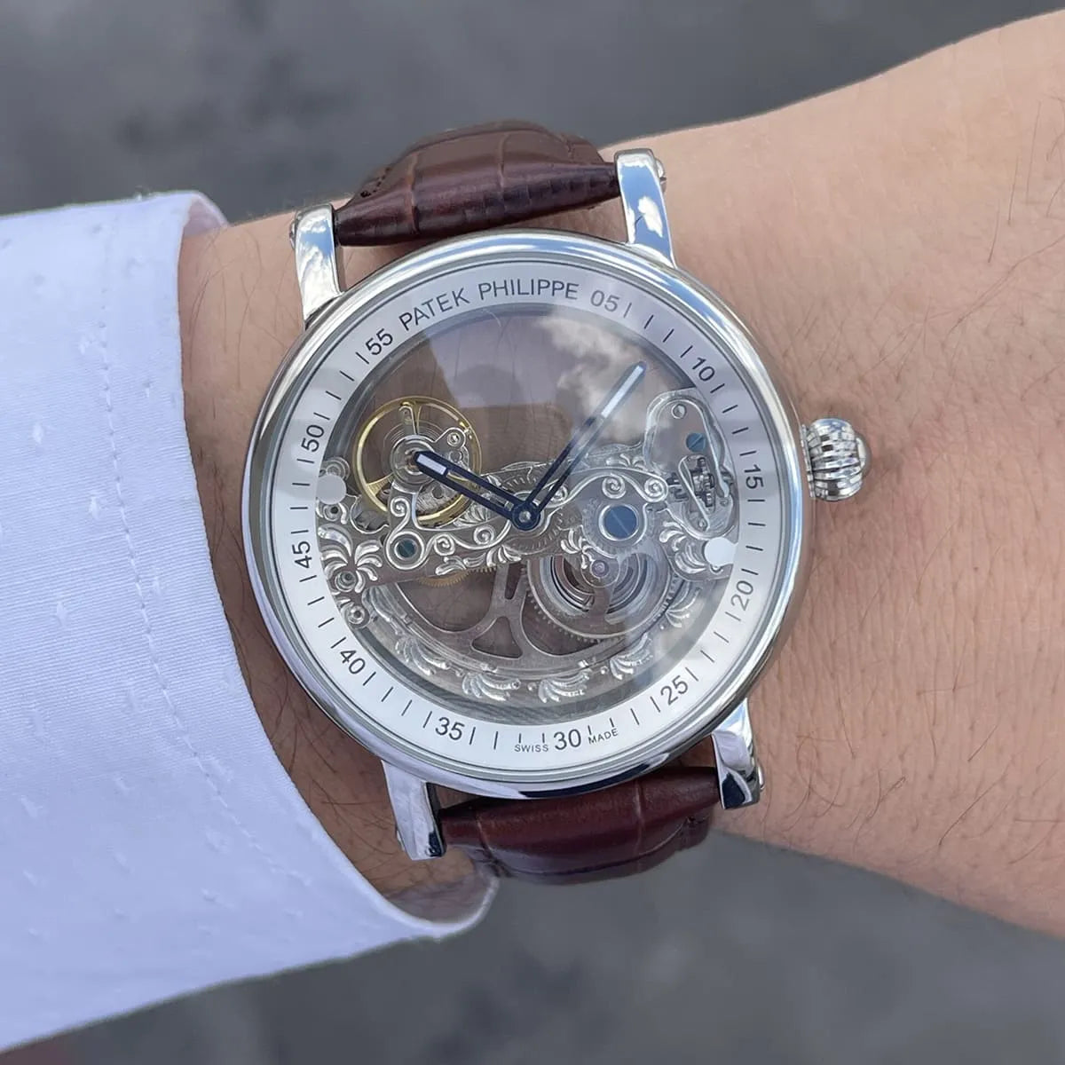 ساعة رجالية من Patek Philippe بهيكل مفتوح وسوار جلدي بني
