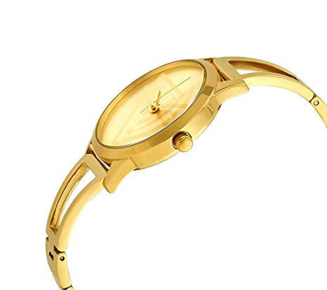 ساعة نسائية Guess W1145L3 بسوار ذهبي وشعار مثلث ذهبي وهيكل ذهبي